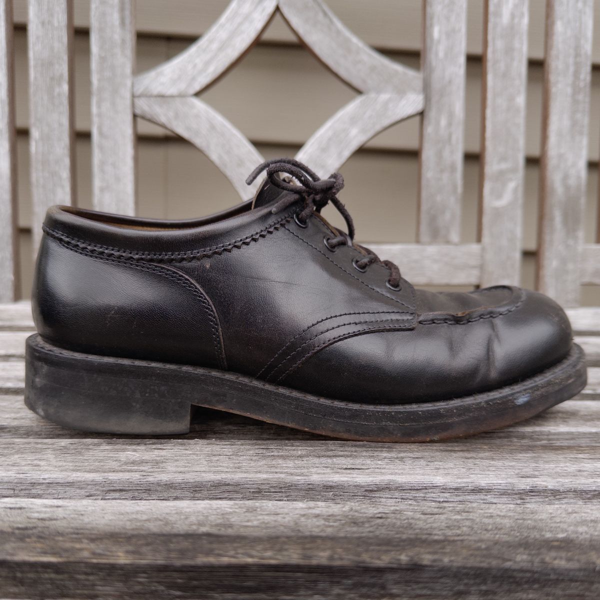 Photo by clausality on April 2, 2026 of the Rolling Dub Trio Coupen Low Moc in Black Horse Front #1020.