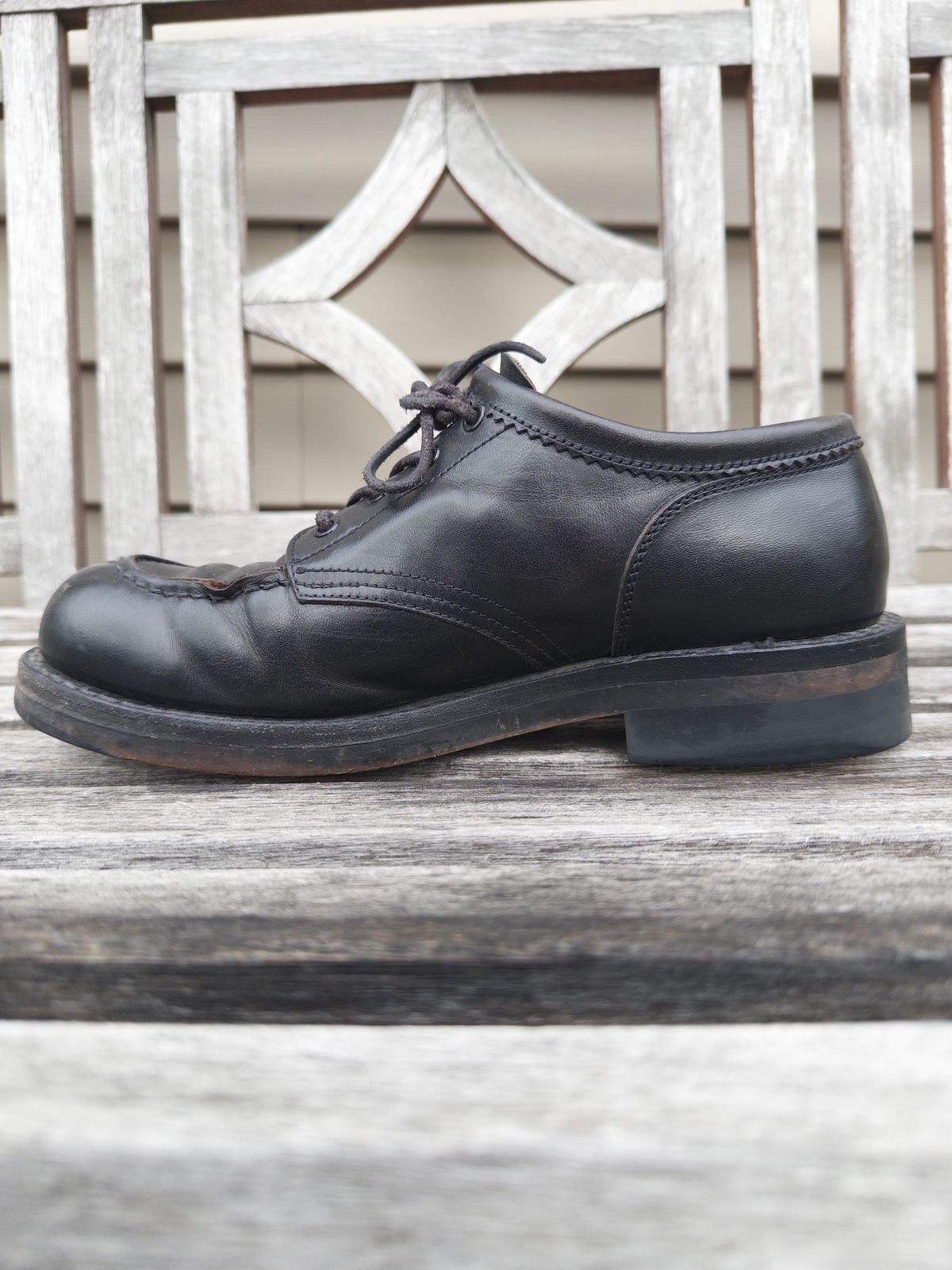 Photo by clausality on April 2, 2026 of the Rolling Dub Trio Coupen Low Moc in Black Horse Front #1020.