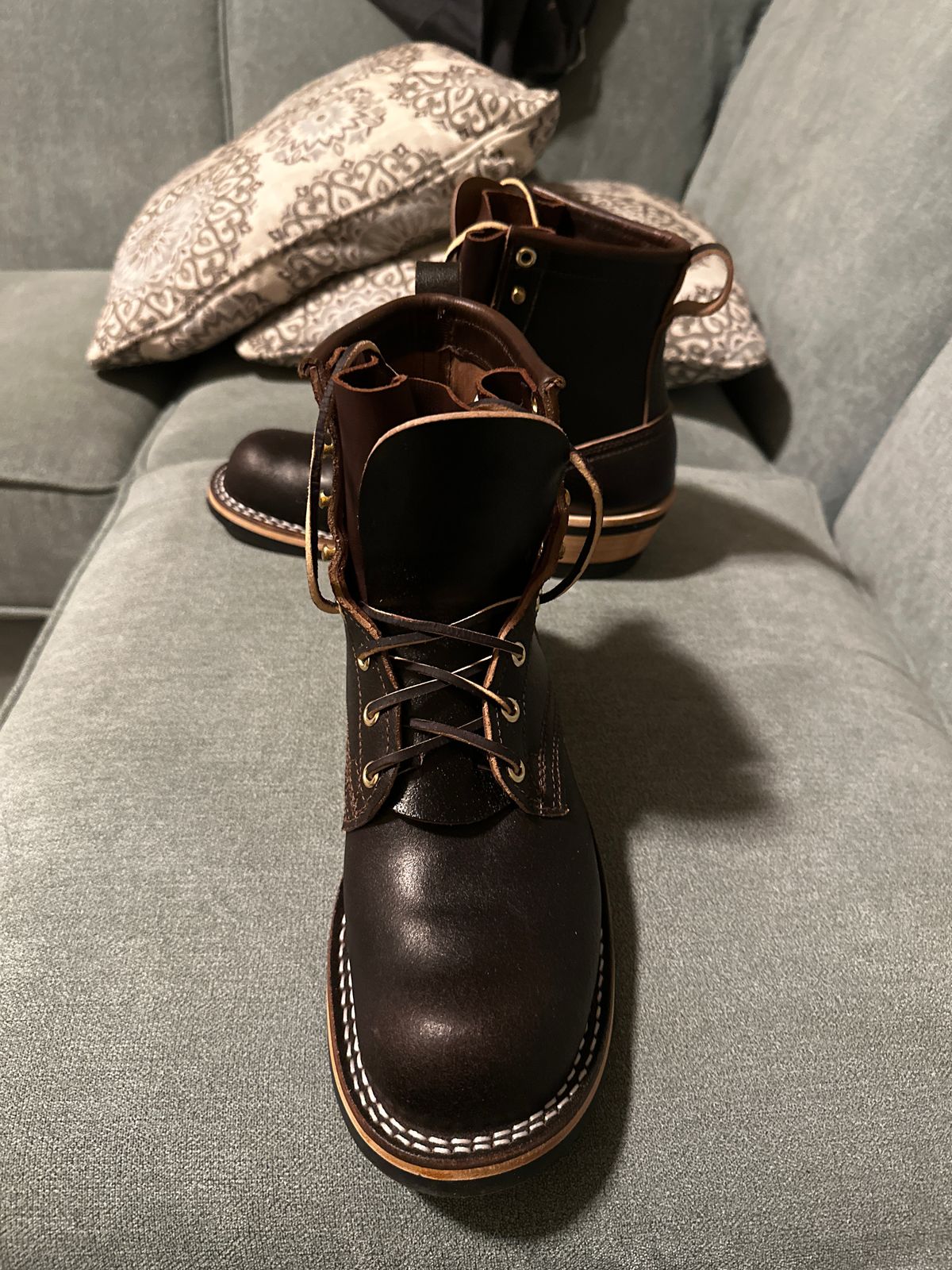 Photo by Moloch on September 11, 2025 of the Nicks Robert in Horween Brown Waxed Flesh.