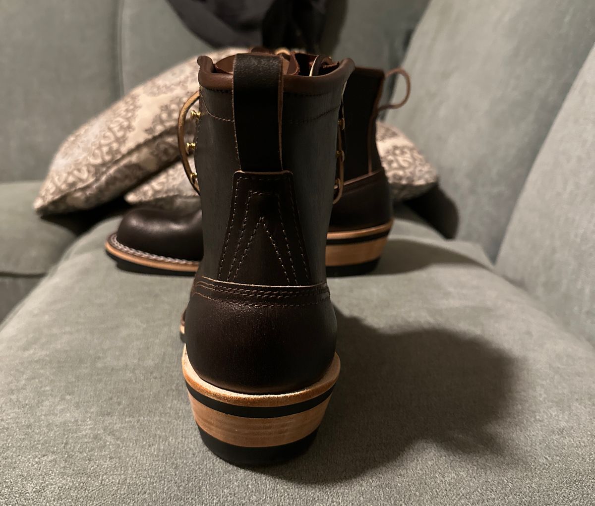 Photo by Moloch on September 11, 2025 of the Nicks Robert in Horween Brown Waxed Flesh.