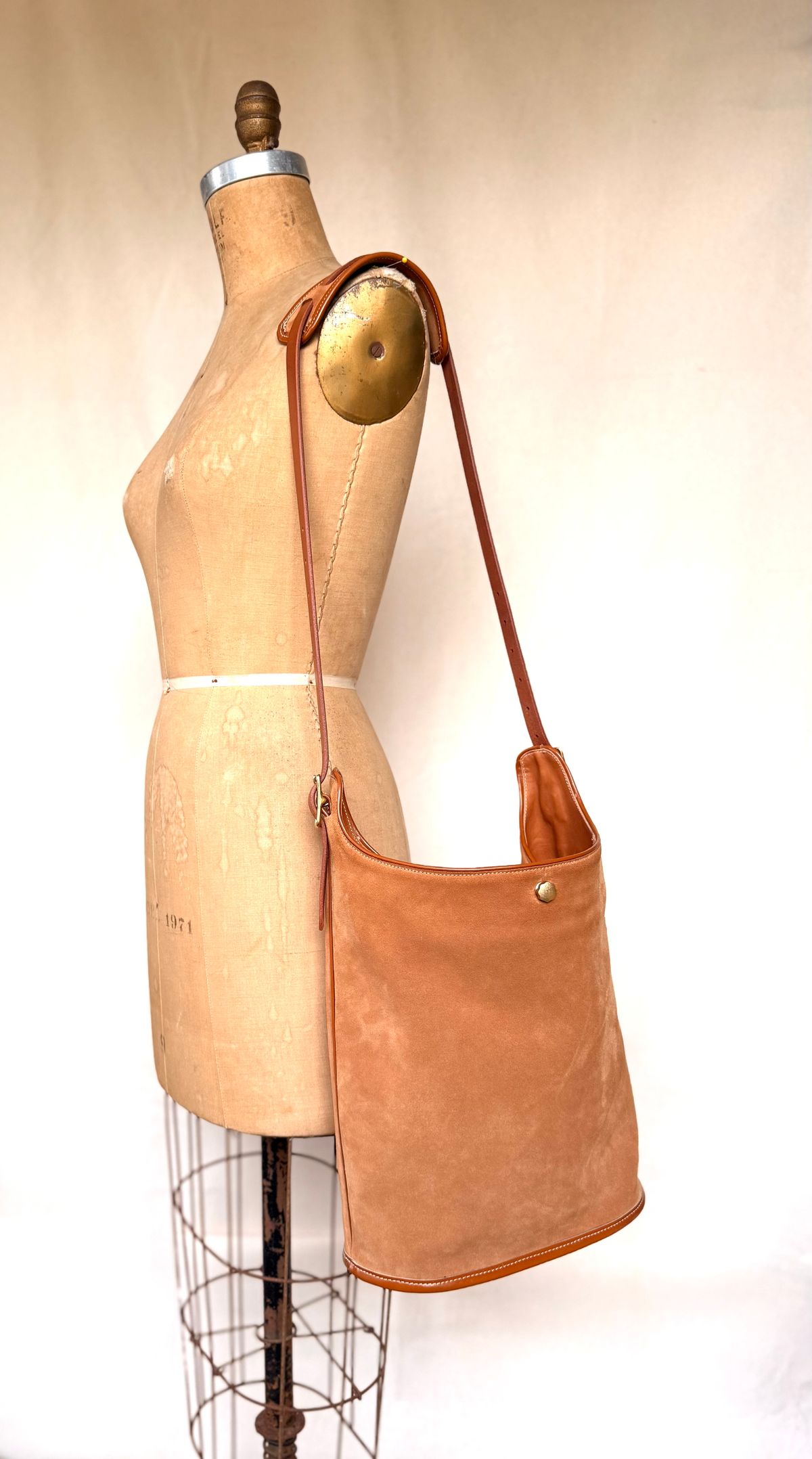 Photo by Dear_suzie on November 5, 2025 of the Dear Suzie Bucket Tote in Suede Tan.