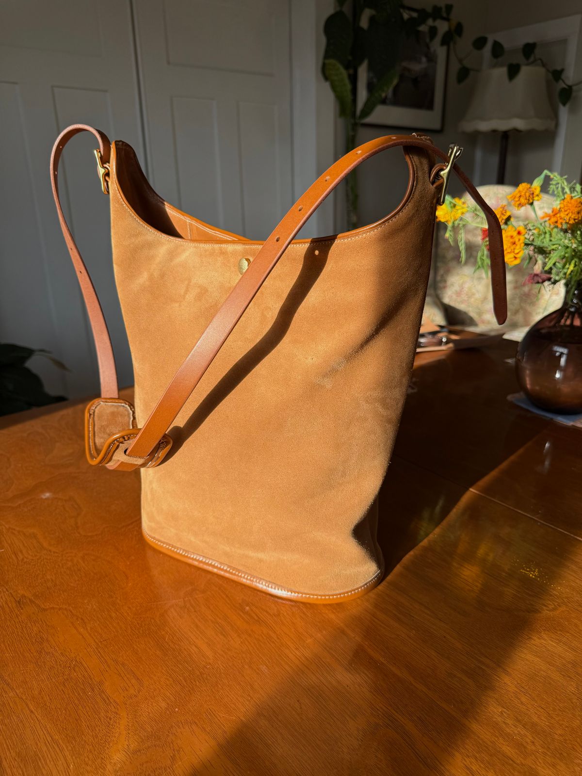 Photo by Dear_suzie on November 4, 2025 of the Dear Suzie Bucket Tote in Suede Tan.
