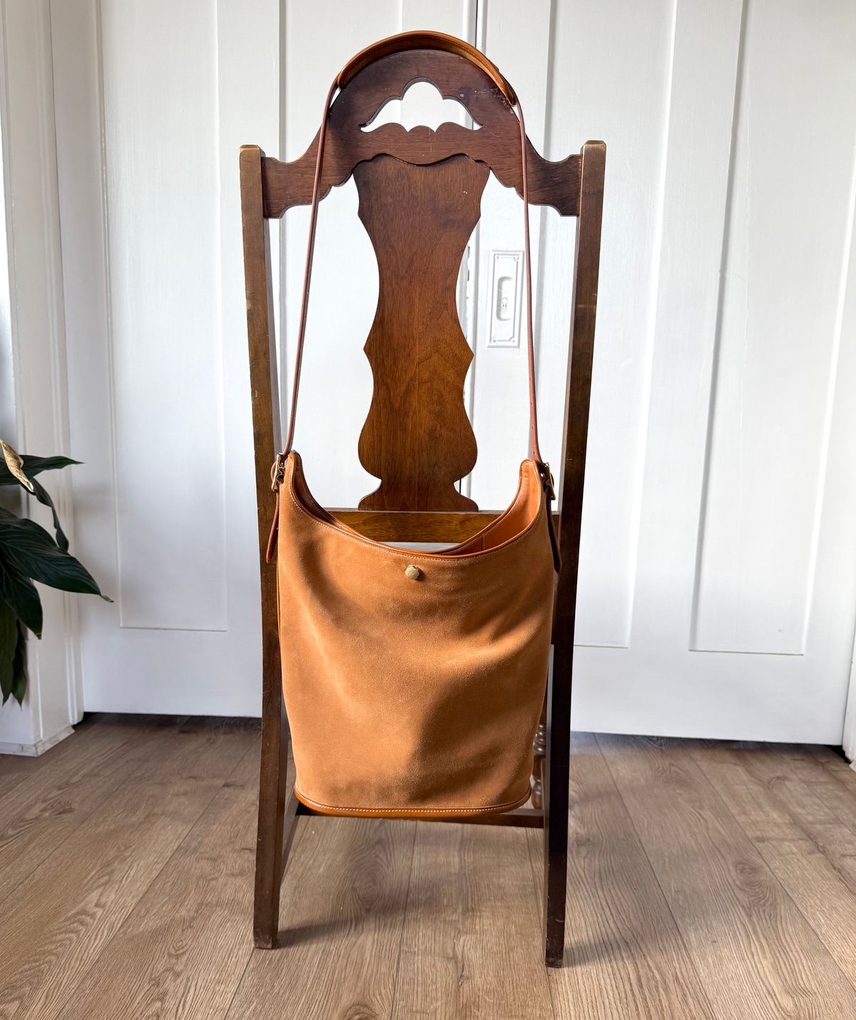 Photo by Dear_suzie on November 4, 2025 of the Dear Suzie Bucket Tote in Suede Tan.