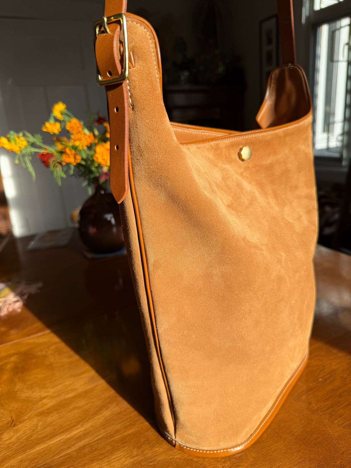 Photo by Dear_suzie on November 4, 2025 of the Dear Suzie Bucket Tote in Suede Tan.