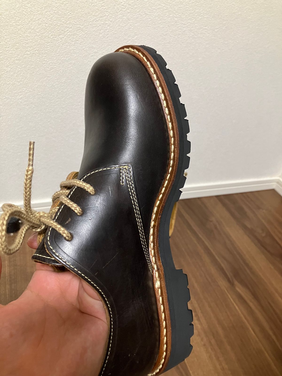 Photo by maru on September 16, 2024 of the Danner Moreland Oxford in Horween Black Chromexcel.