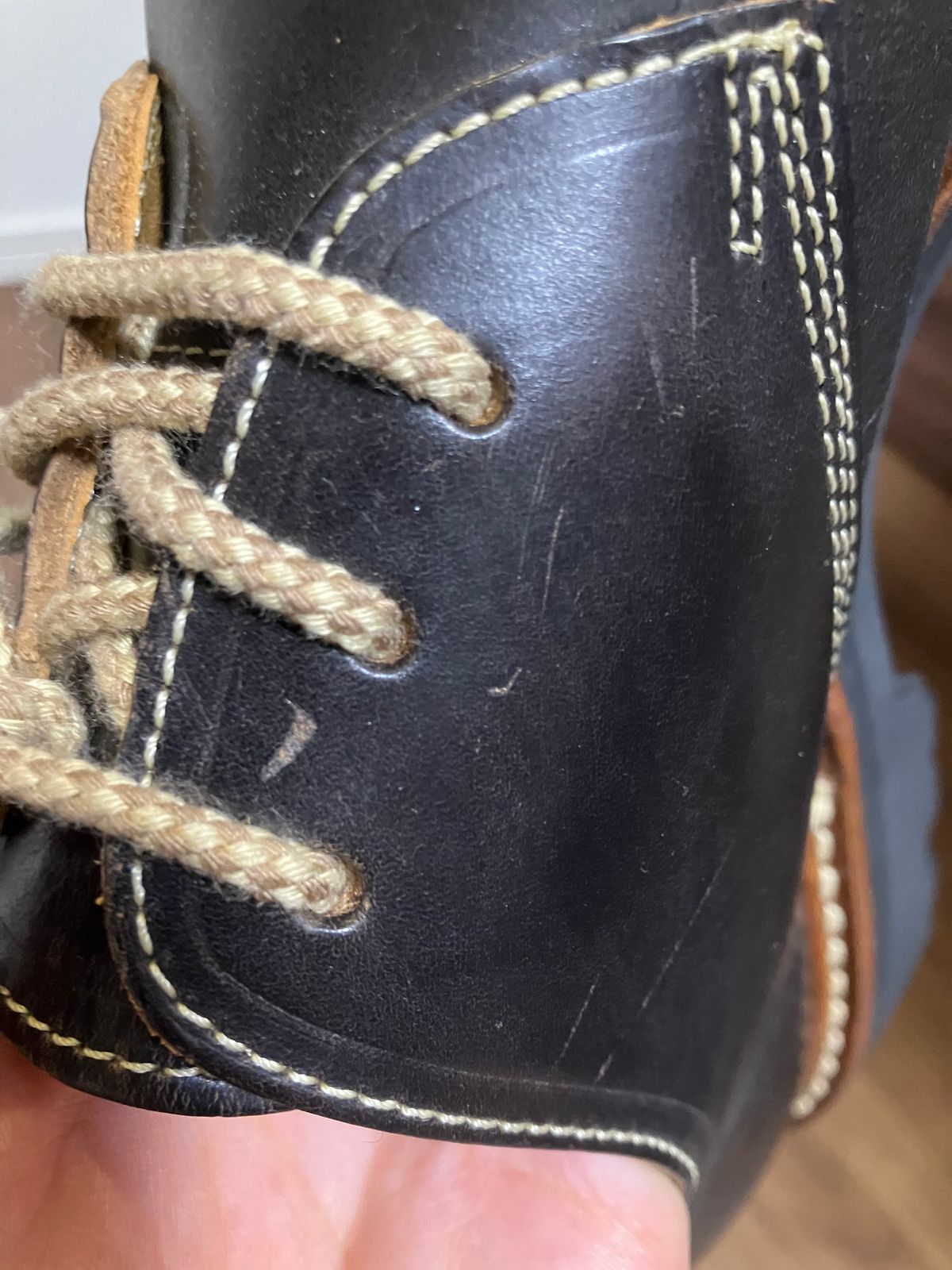 Photo by maru on September 16, 2024 of the Danner Moreland Oxford in Horween Black Chromexcel.