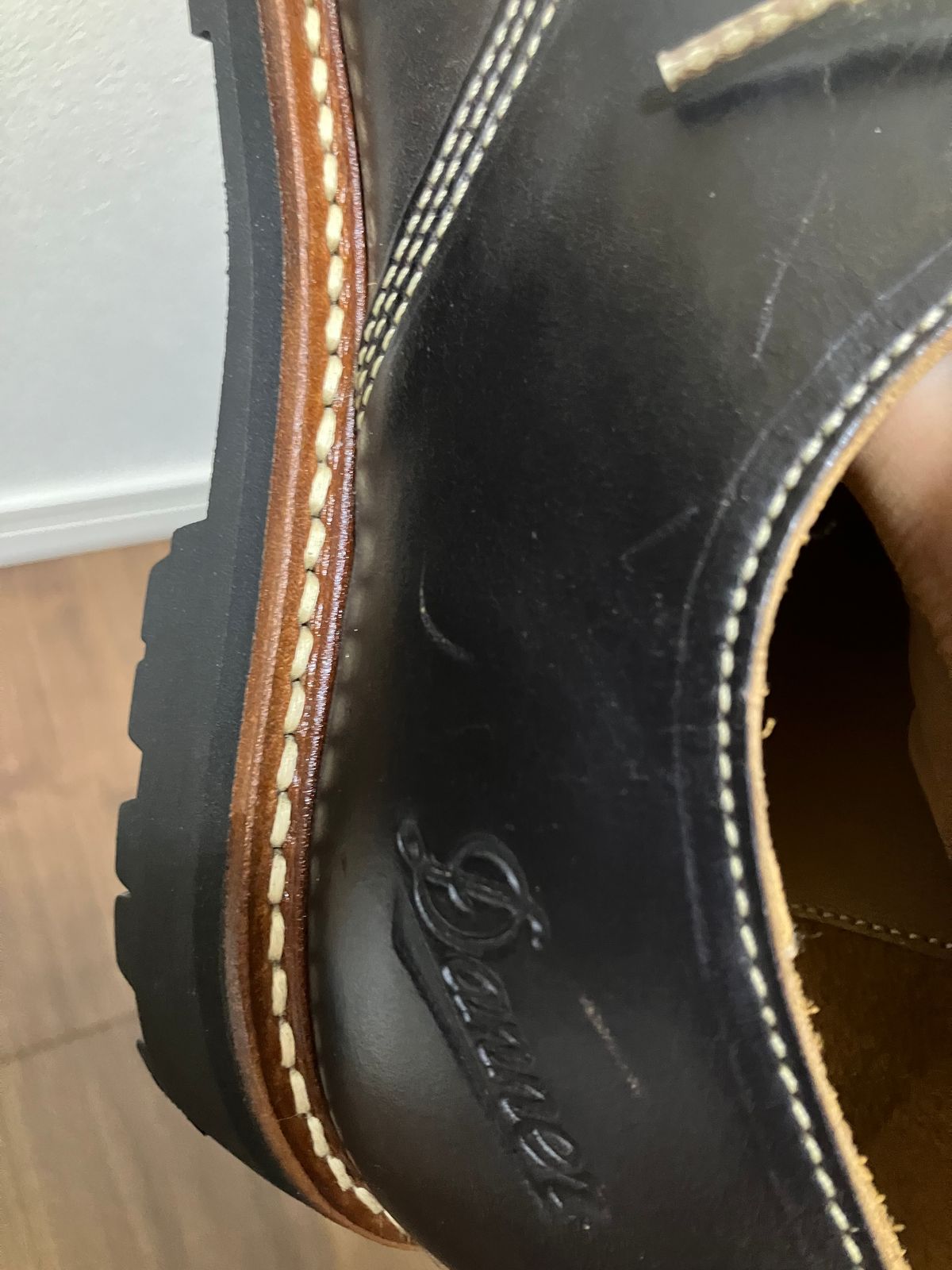 Photo by maru on September 16, 2024 of the Danner Moreland Oxford in Horween Black Chromexcel.