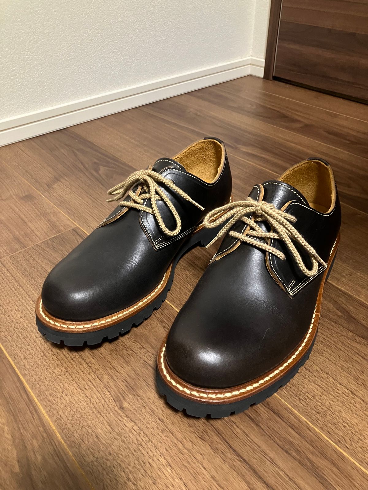Photo by maru on September 16, 2024 of the Danner Moreland Oxford in Horween Black Chromexcel.