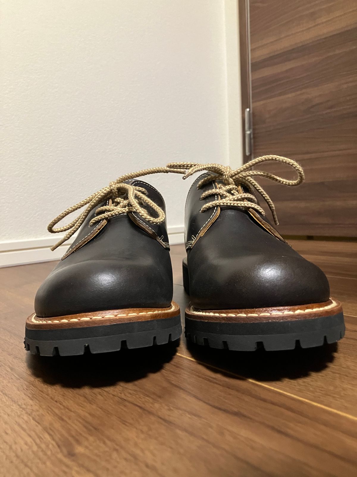 Photo by maru on September 16, 2024 of the Danner Moreland Oxford in Horween Black Chromexcel.
