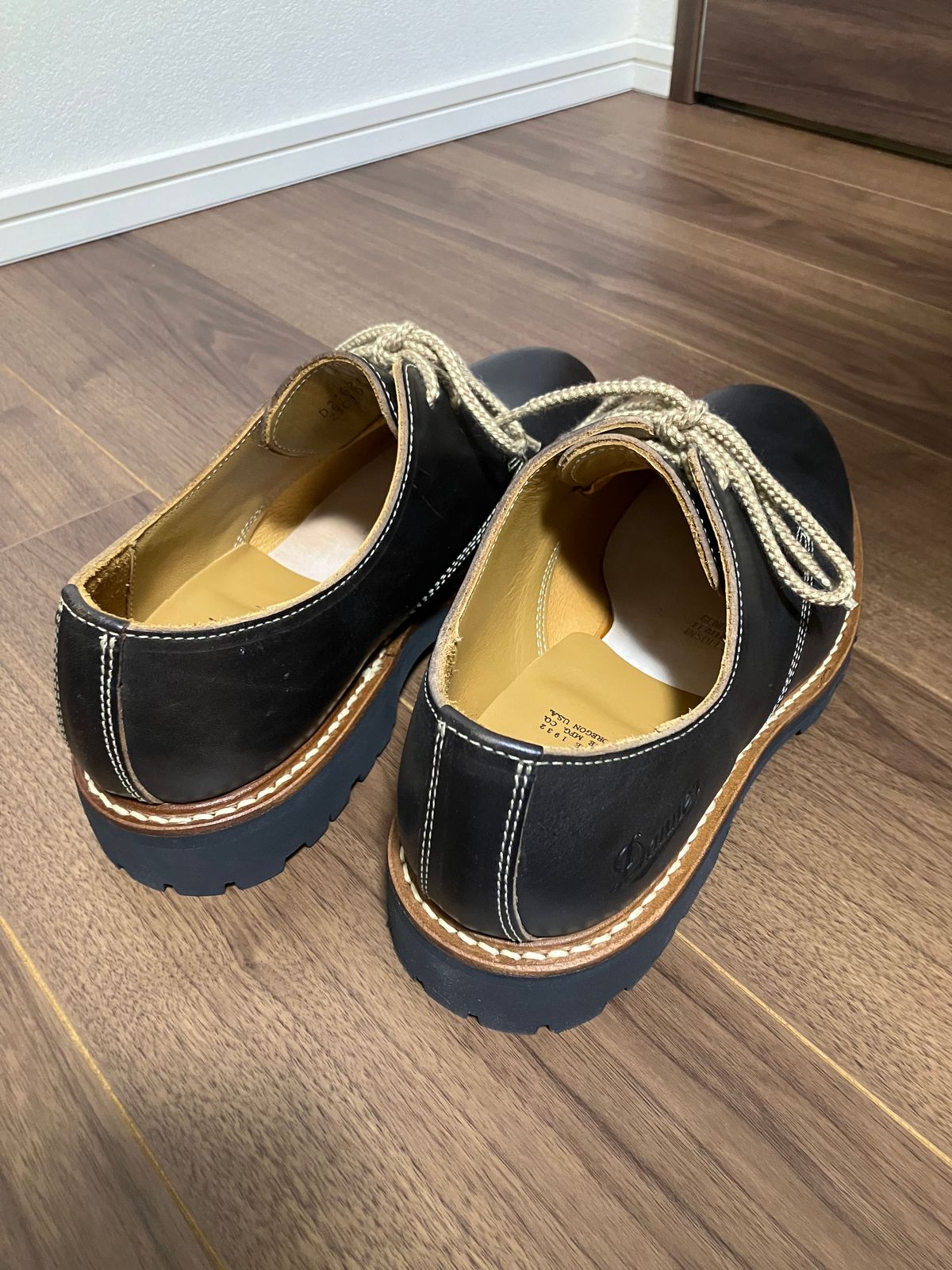 Photo by maru on September 16, 2024 of the Danner Moreland Oxford in Horween Black Chromexcel.