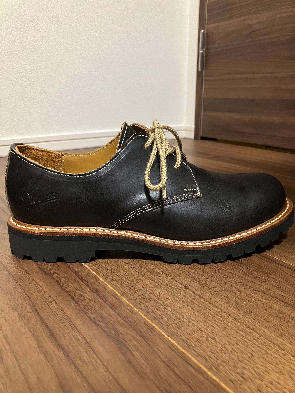 Photo by maru on September 16, 2024 of the Danner Moreland Oxford in Horween Black Chromexcel.