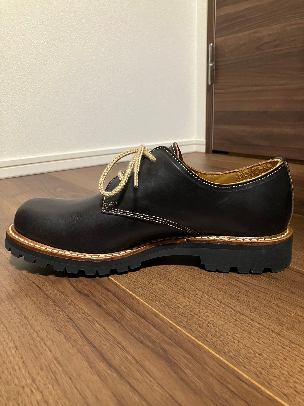 Photo by maru on September 16, 2024 of the Danner Moreland Oxford in Horween Black Chromexcel.