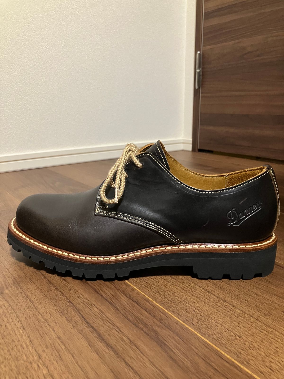 Photo by maru on September 16, 2024 of the Danner Moreland Oxford in Horween Black Chromexcel.