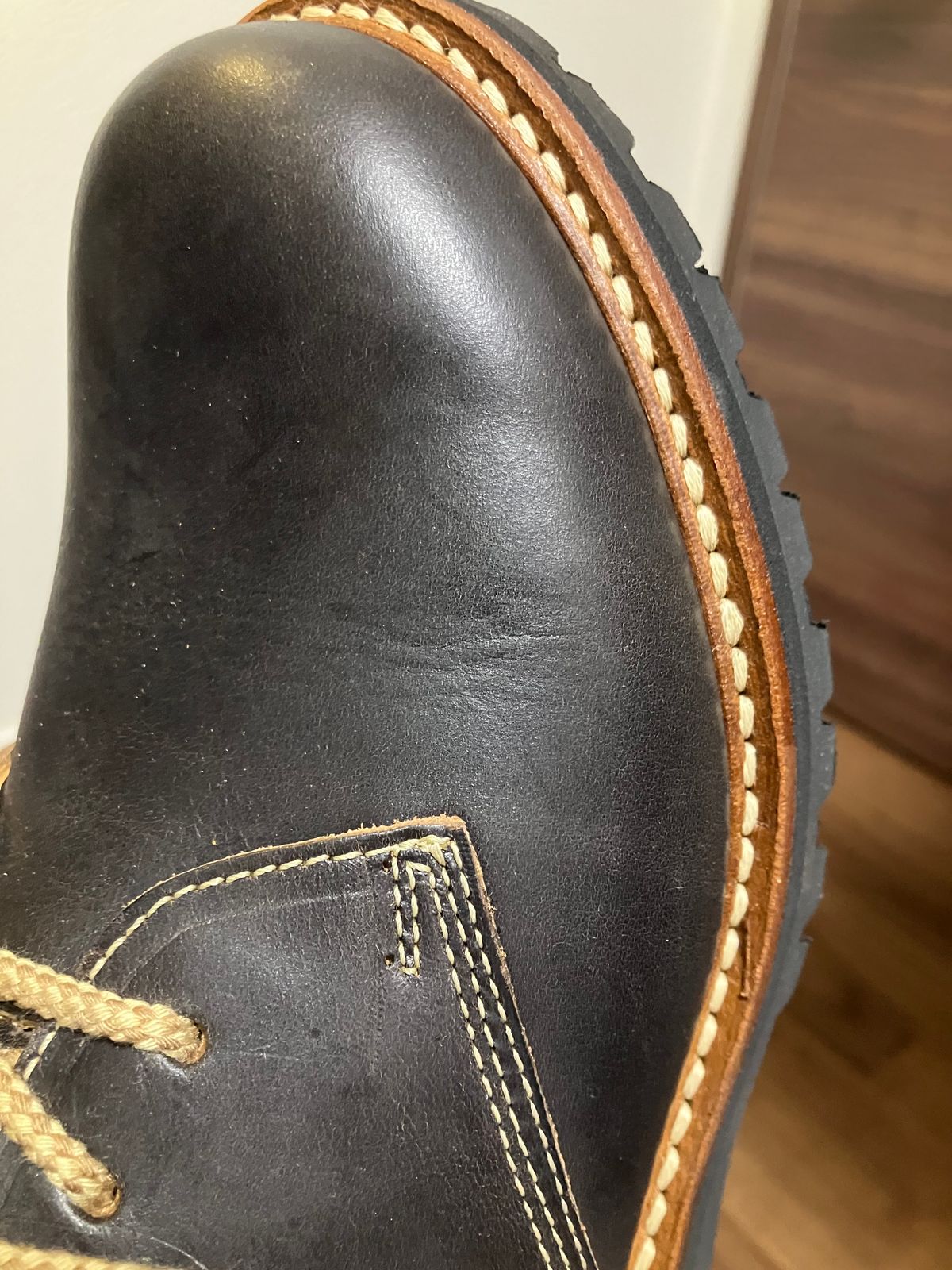 Photo by maru on September 16, 2024 of the Danner Moreland Oxford in Horween Black Chromexcel.