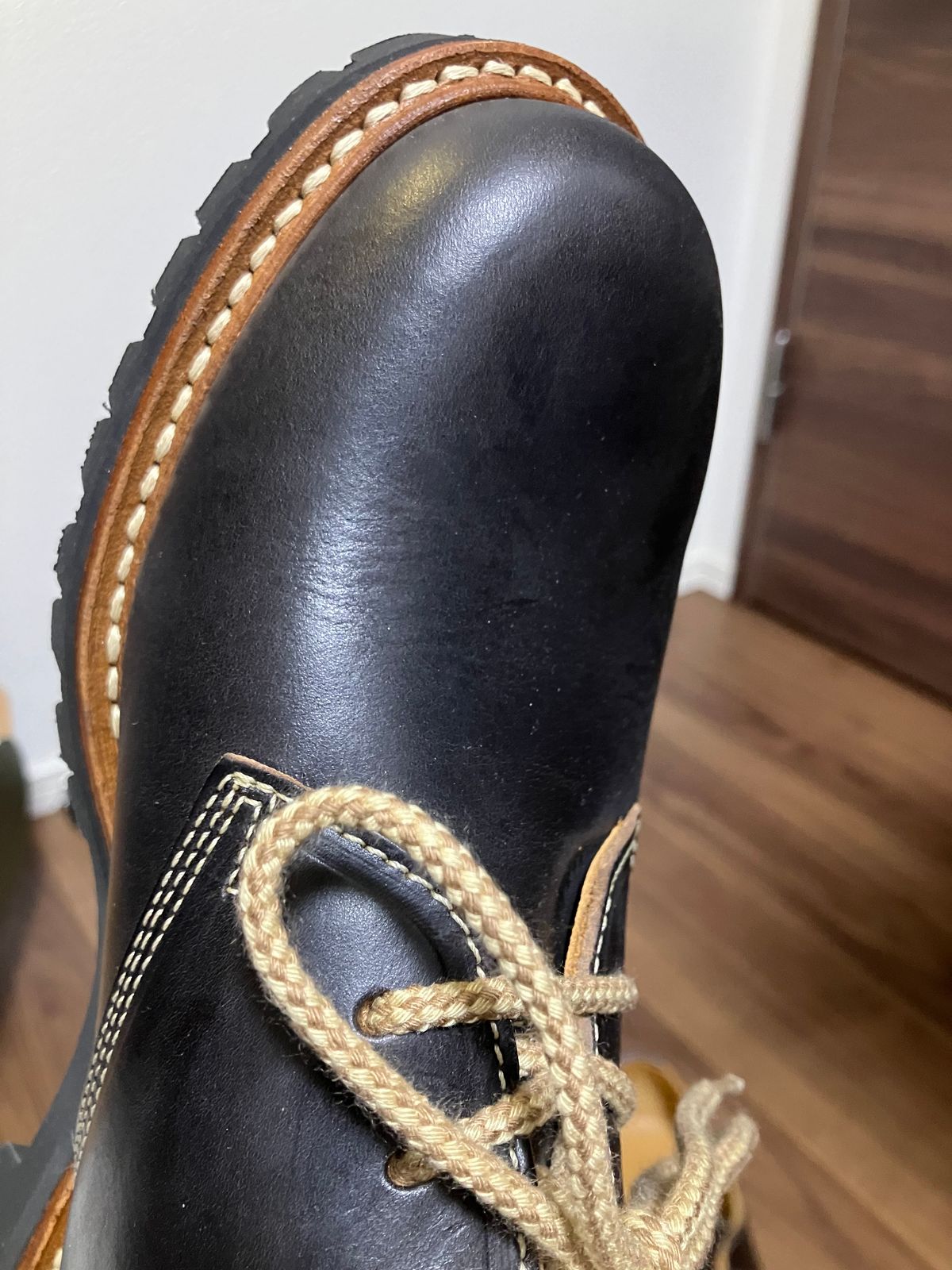 Photo by maru on September 16, 2024 of the Danner Moreland Oxford in Horween Black Chromexcel.