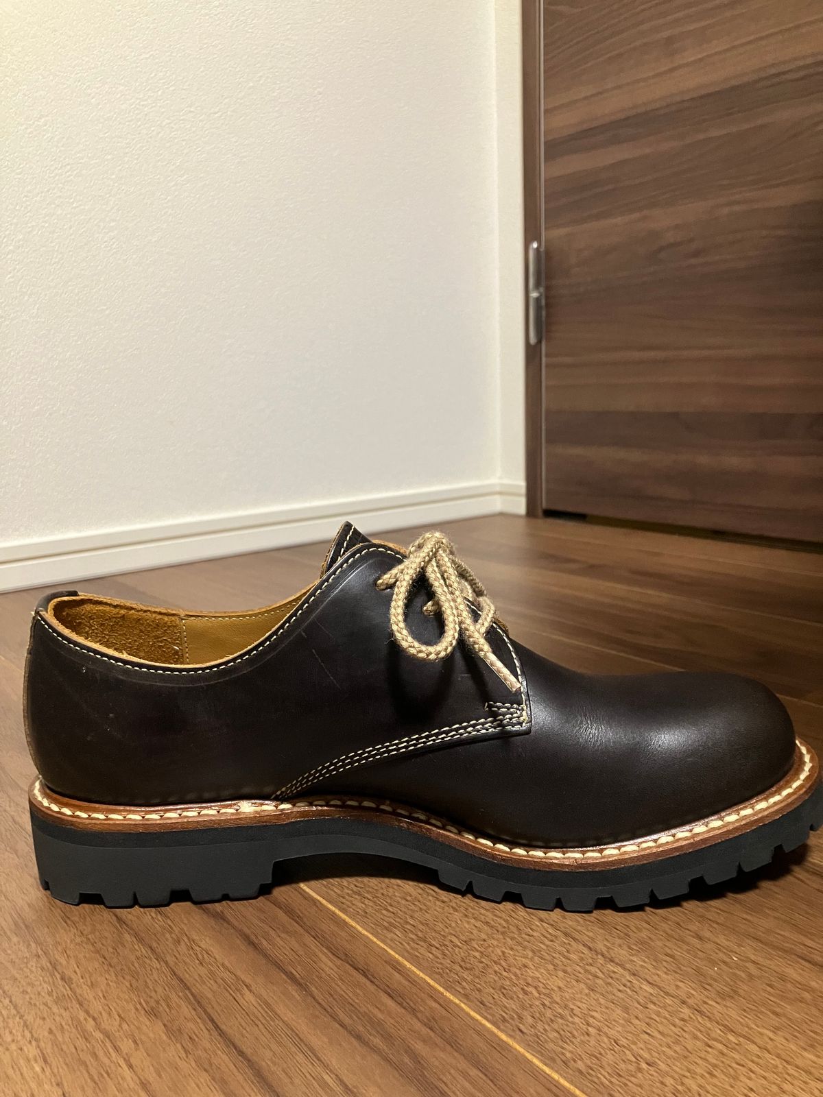 Photo by maru on September 16, 2024 of the Danner Moreland Oxford in Horween Black Chromexcel.