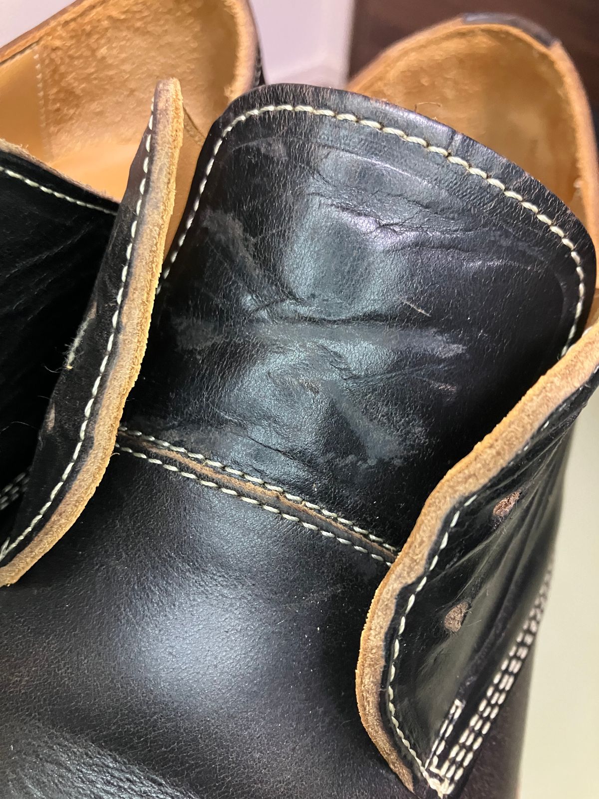 Photo by maru on October 6, 2024 of the Danner Moreland Oxford in Horween Black Chromexcel.