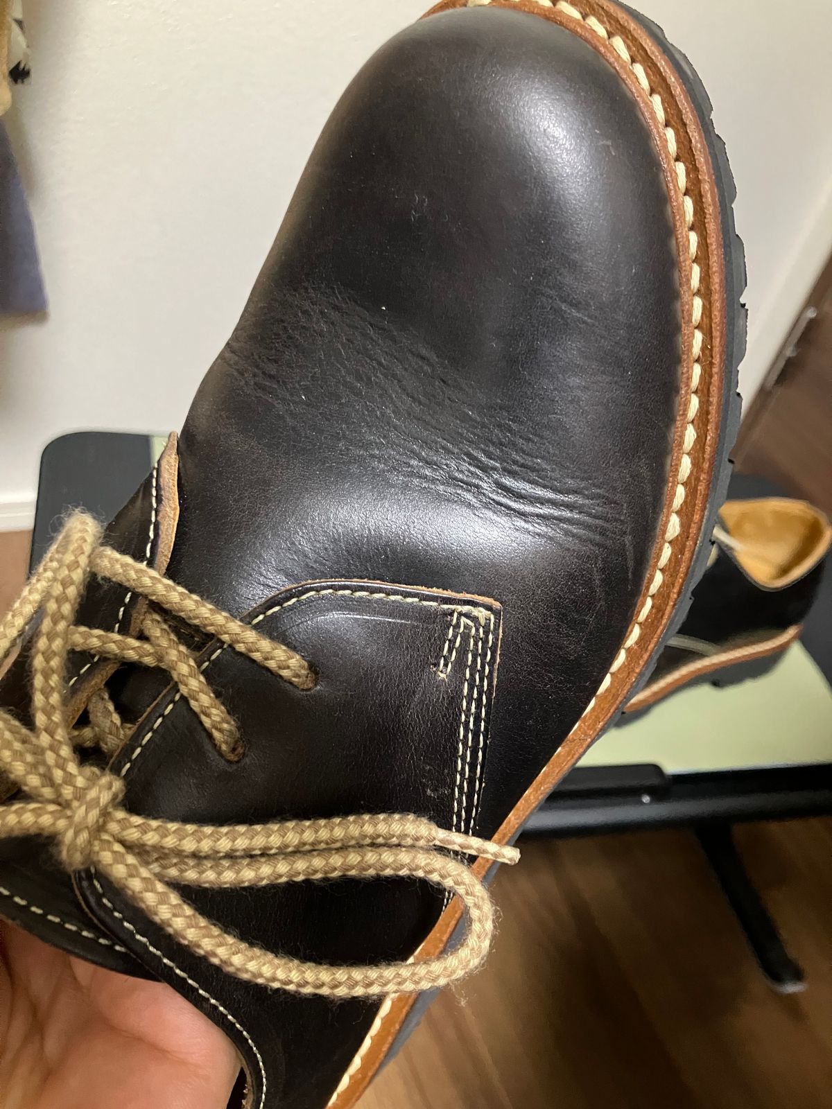 Photo by maru on October 6, 2024 of the Danner Moreland Oxford in Horween Black Chromexcel.