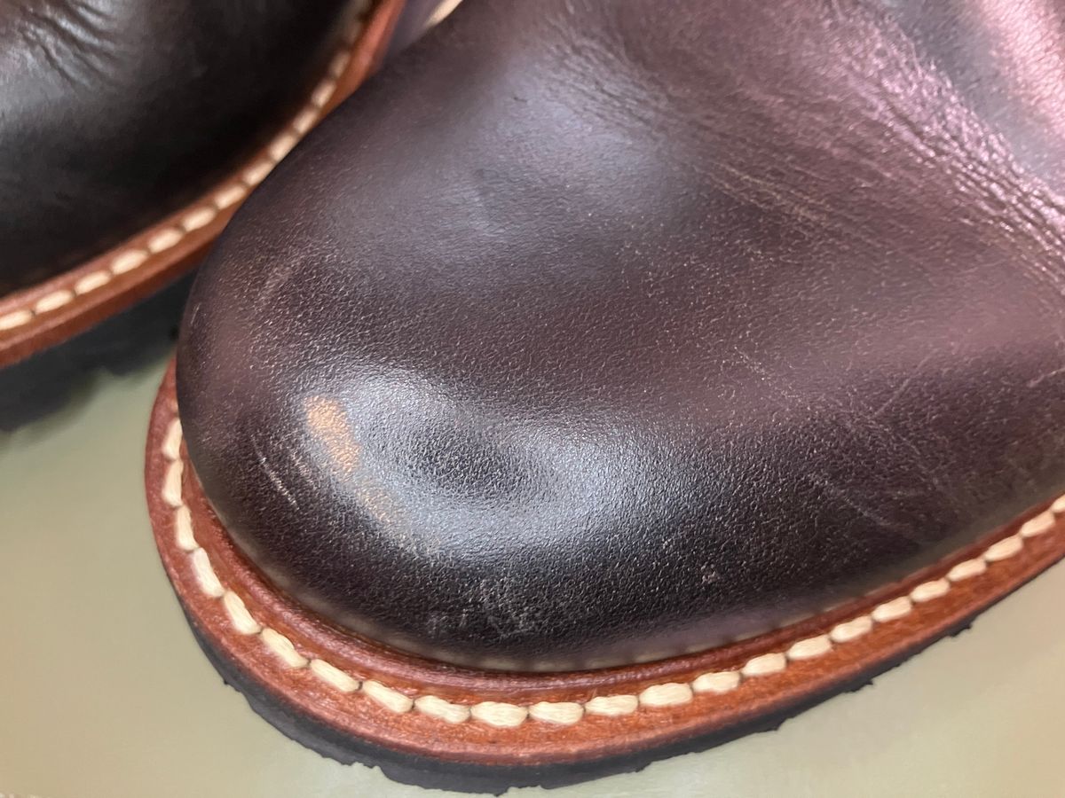 Photo by maru on December 4, 2024 of the Danner Moreland Oxford in Horween Black Chromexcel.