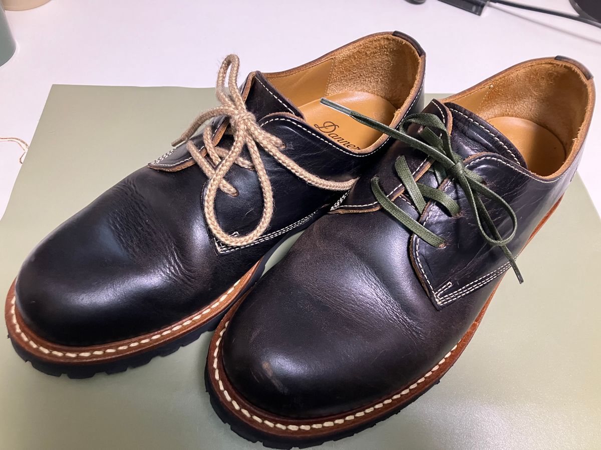 Photo by maru on December 4, 2024 of the Danner Moreland Oxford in Horween Black Chromexcel.