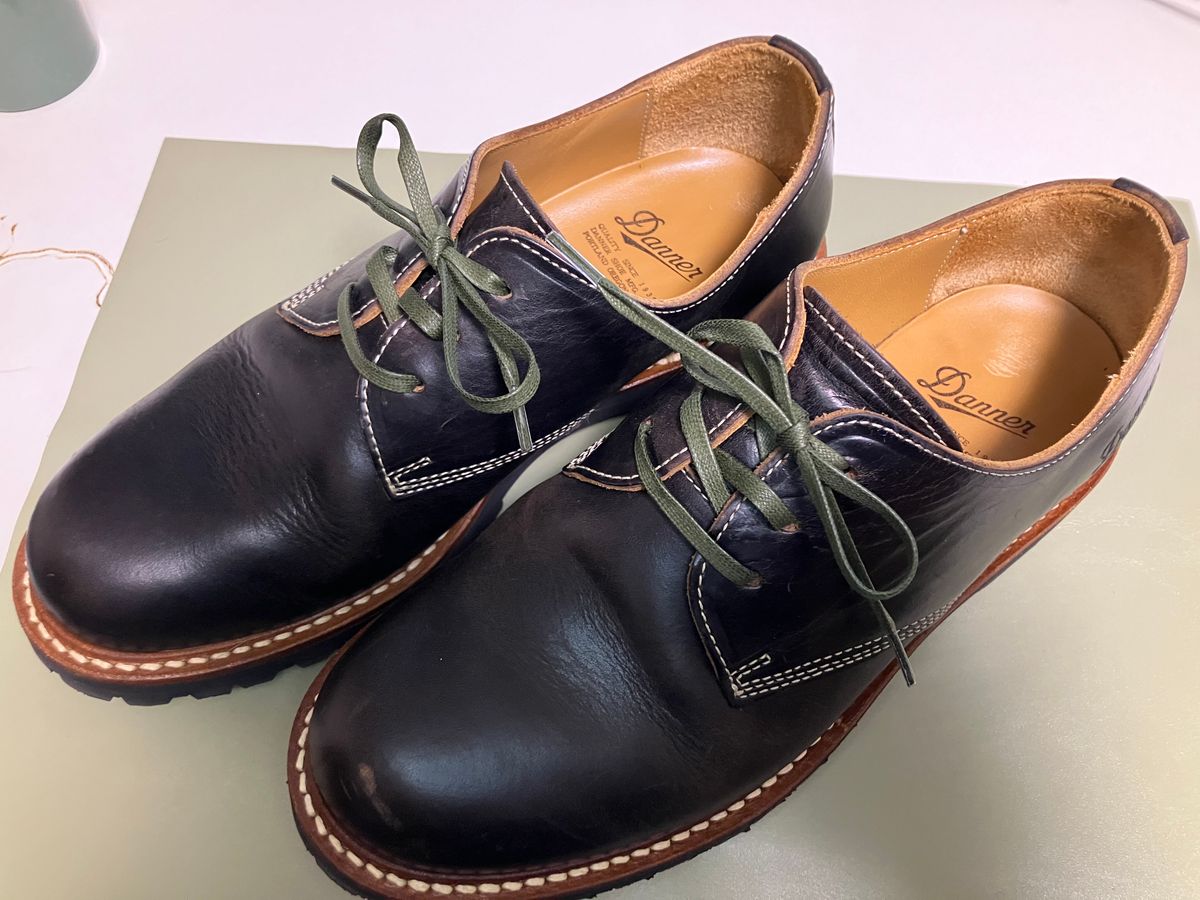 Photo by maru on December 4, 2024 of the Danner Moreland Oxford in Horween Black Chromexcel.