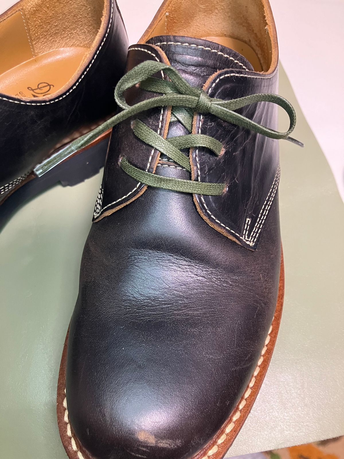 Photo by maru on December 4, 2024 of the Danner Moreland Oxford in Horween Black Chromexcel.