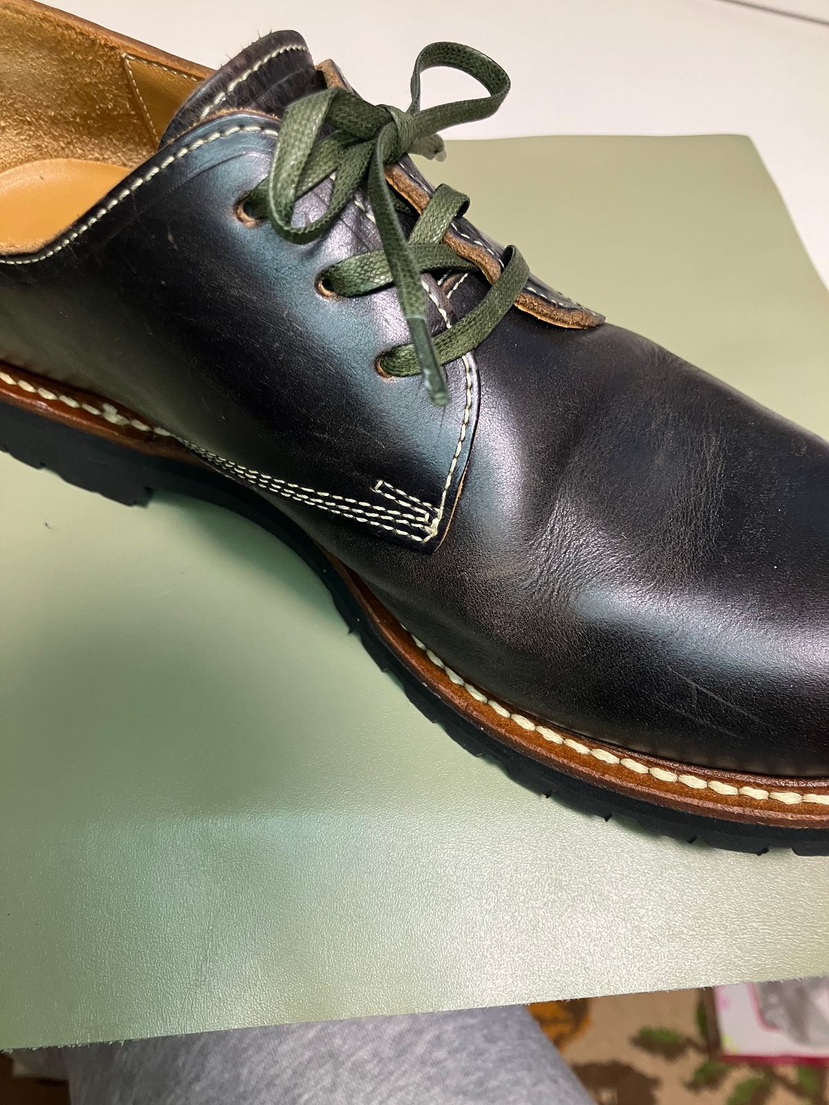 Photo by maru on December 4, 2024 of the Danner Moreland Oxford in Horween Black Chromexcel.