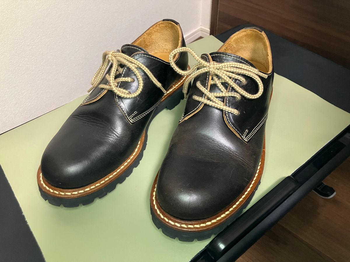 Photo by maru on October 6, 2024 of the Danner Moreland Oxford in Horween Black Chromexcel.