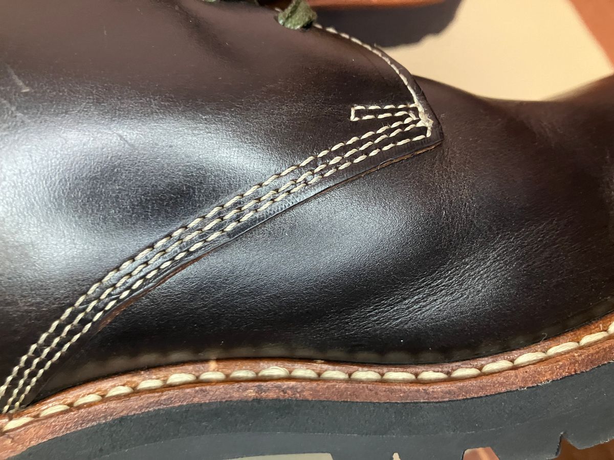 Photo by maru on December 8, 2024 of the Danner Moreland Oxford in Horween Black Chromexcel.