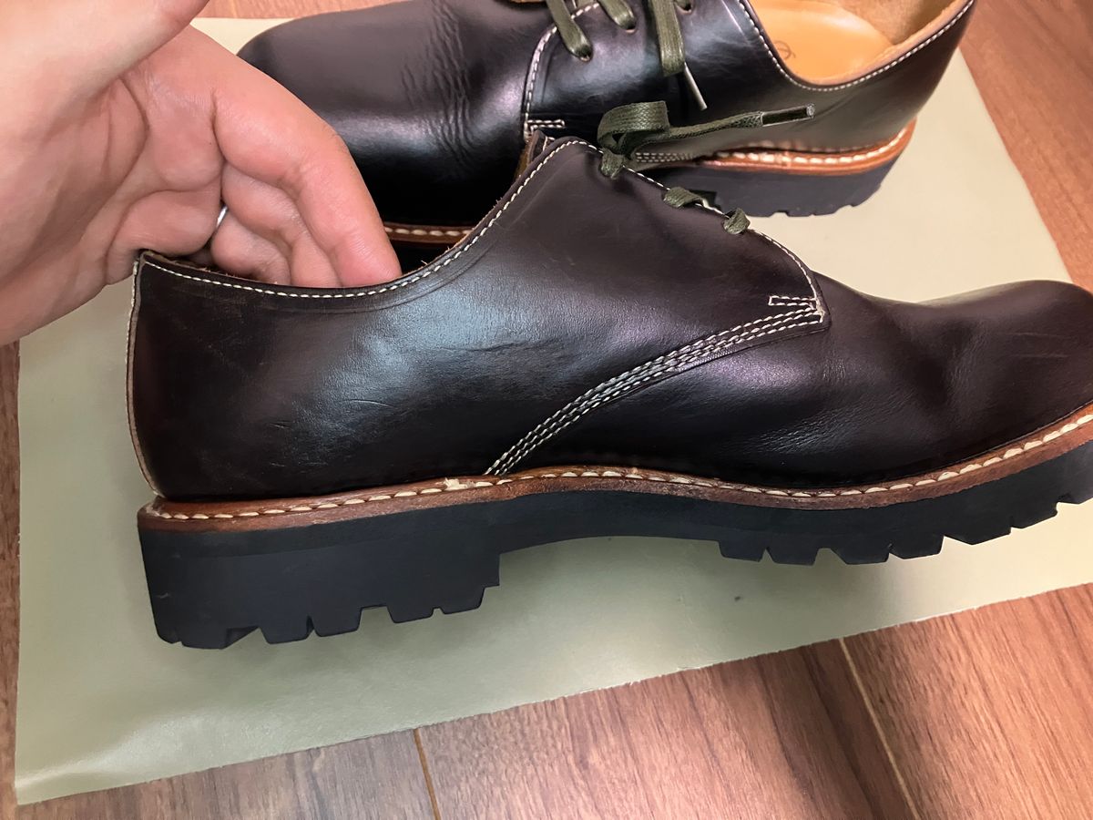 Photo by maru on December 8, 2024 of the Danner Moreland Oxford in Horween Black Chromexcel.