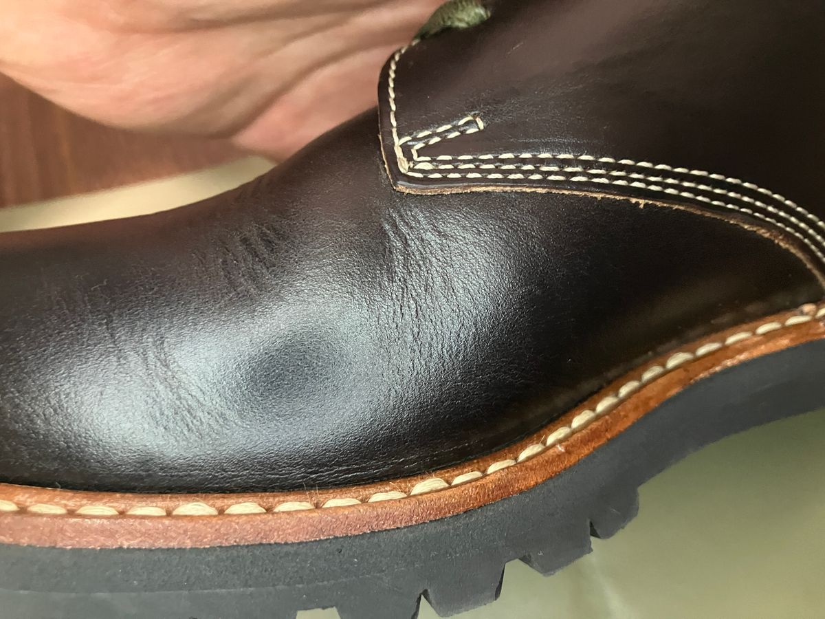 Photo by maru on December 8, 2024 of the Danner Moreland Oxford in Horween Black Chromexcel.