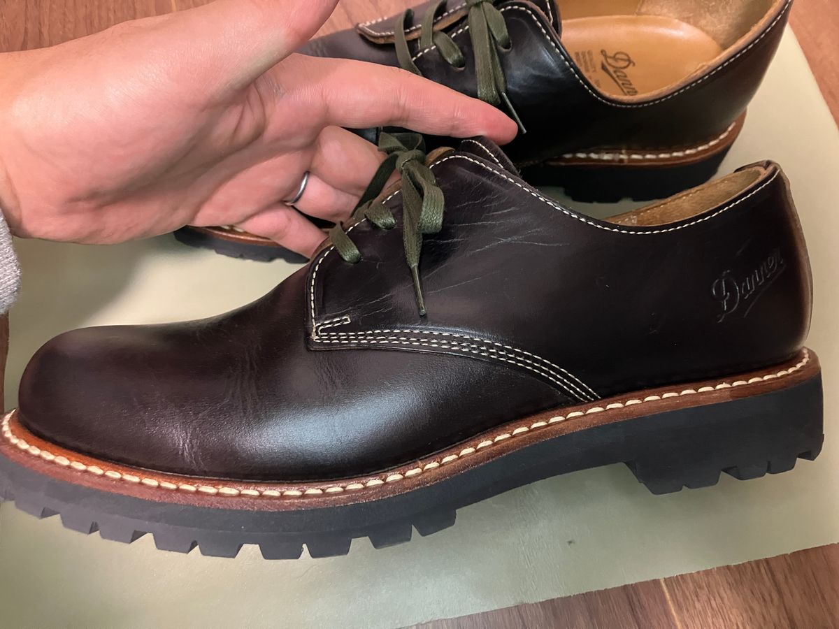 Photo by maru on December 8, 2024 of the Danner Moreland Oxford in Horween Black Chromexcel.