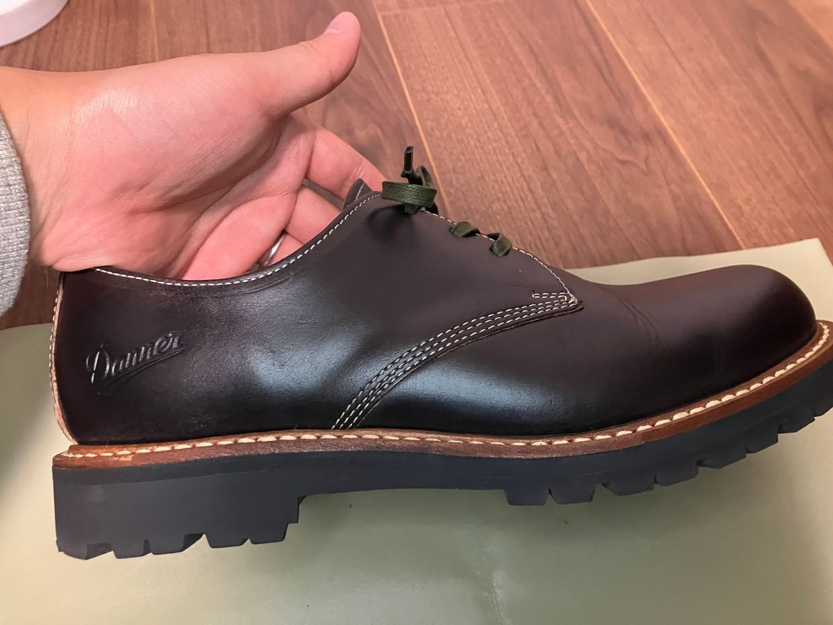 Photo by maru on December 8, 2024 of the Danner Moreland Oxford in Horween Black Chromexcel.
