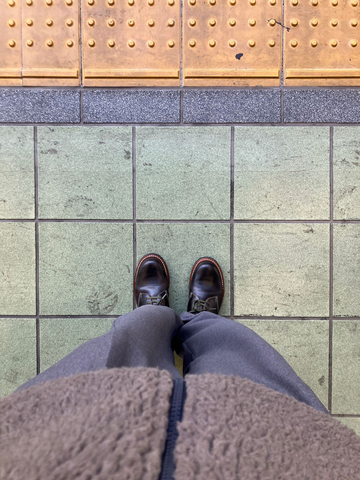 Photo by maru on December 16, 2024 of the Danner Moreland Oxford in Horween Black Chromexcel.