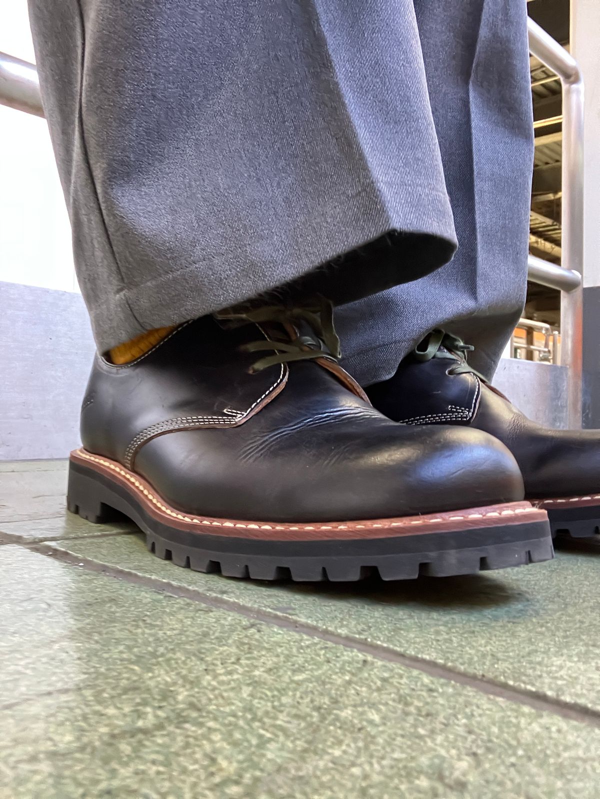 Photo by maru on December 16, 2024 of the Danner Moreland Oxford in Horween Black Chromexcel.