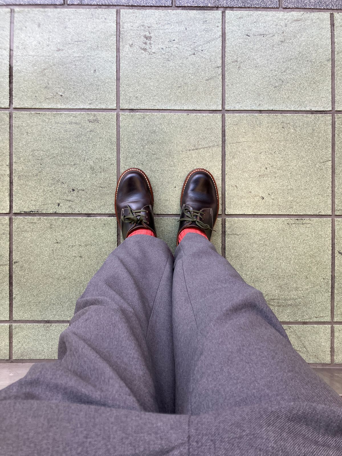 Photo by maru on December 23, 2024 of the Danner Moreland Oxford in Horween Black Chromexcel.