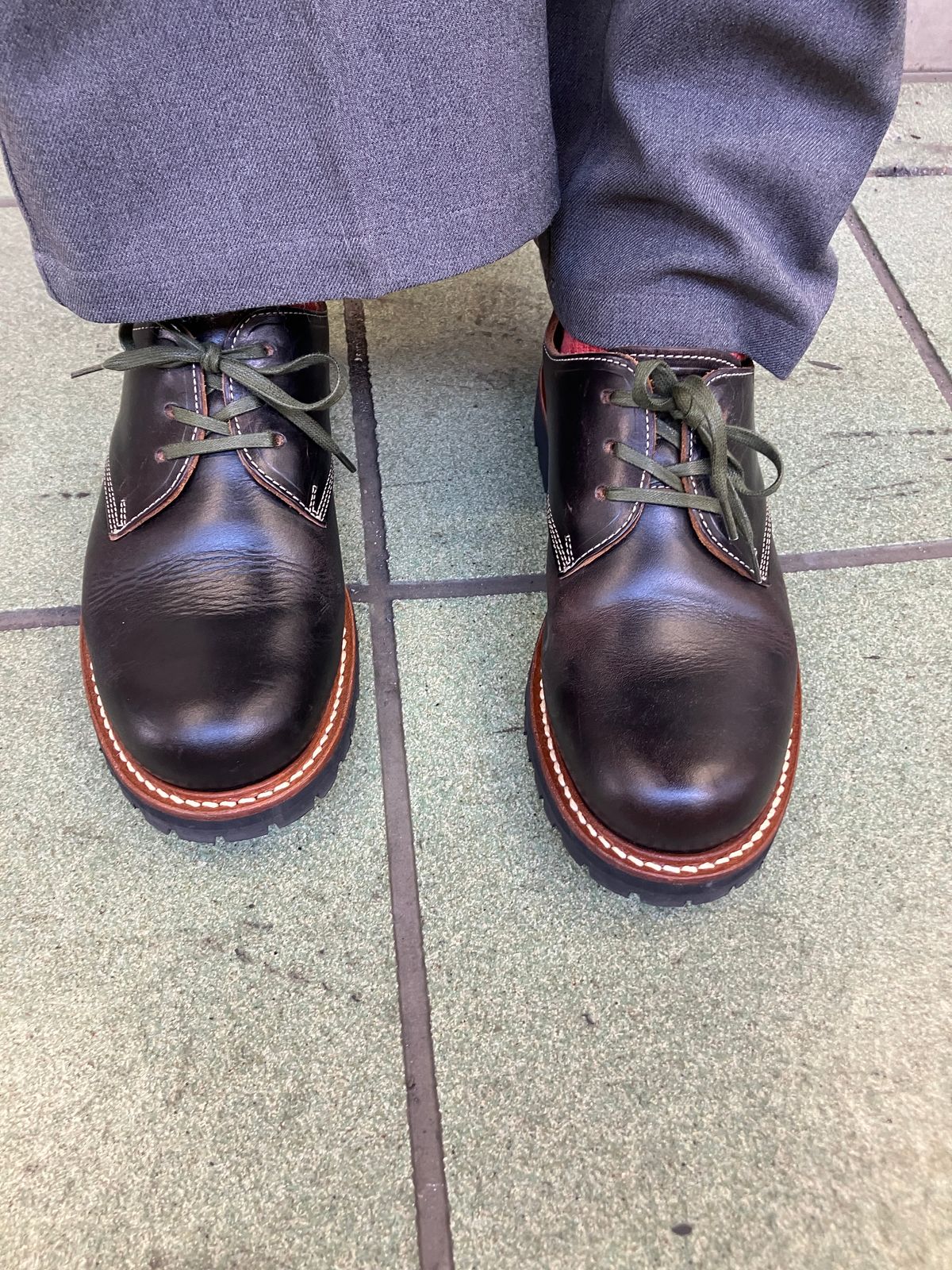 Photo by maru on December 19, 2024 of the Danner Moreland Oxford in Horween Black Chromexcel.
