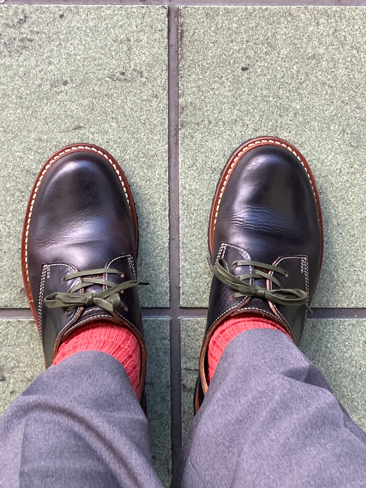 Photo by maru on December 19, 2024 of the Danner Moreland Oxford in Horween Black Chromexcel.