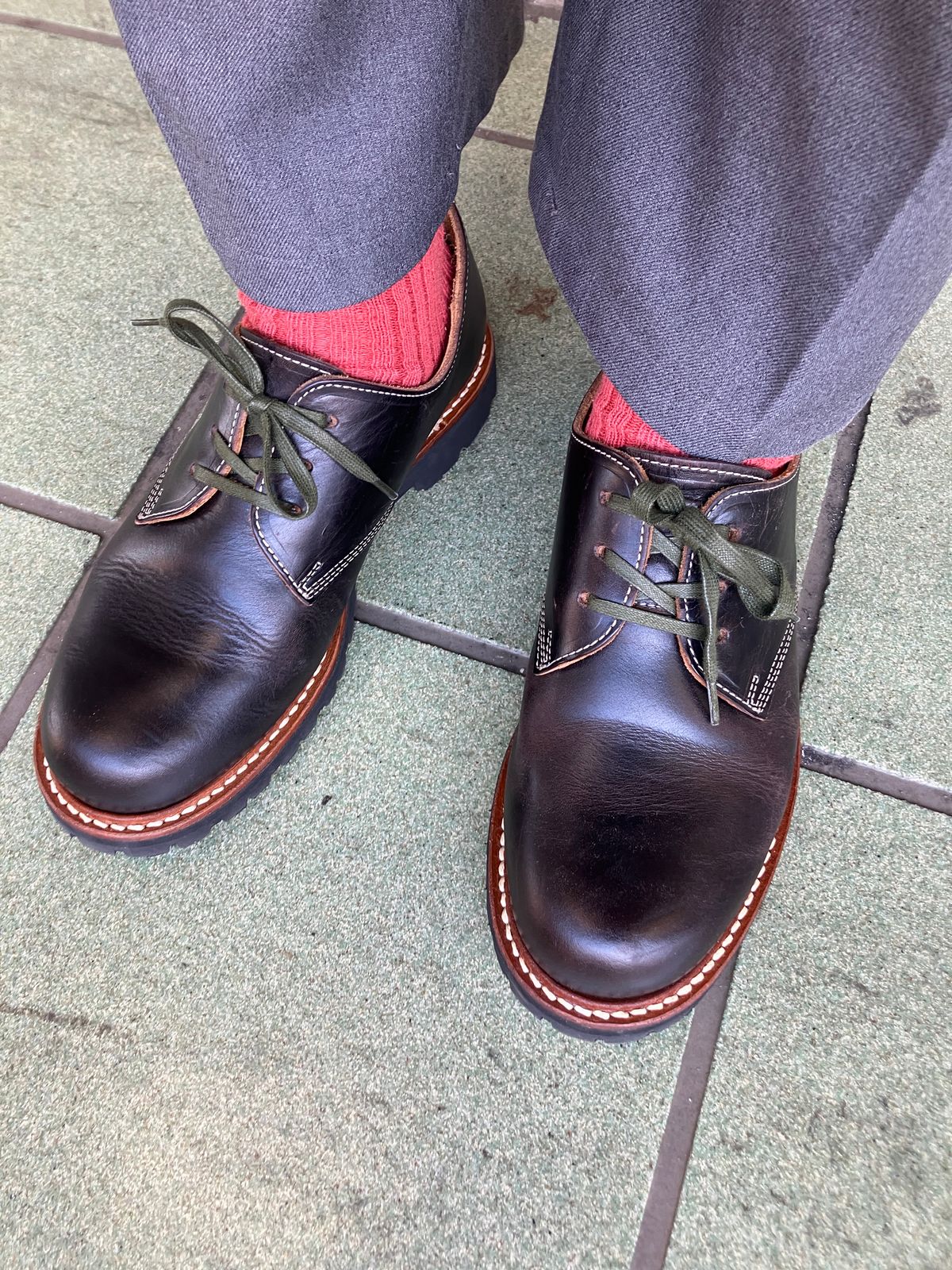 Photo by maru on December 23, 2024 of the Danner Moreland Oxford in Horween Black Chromexcel.