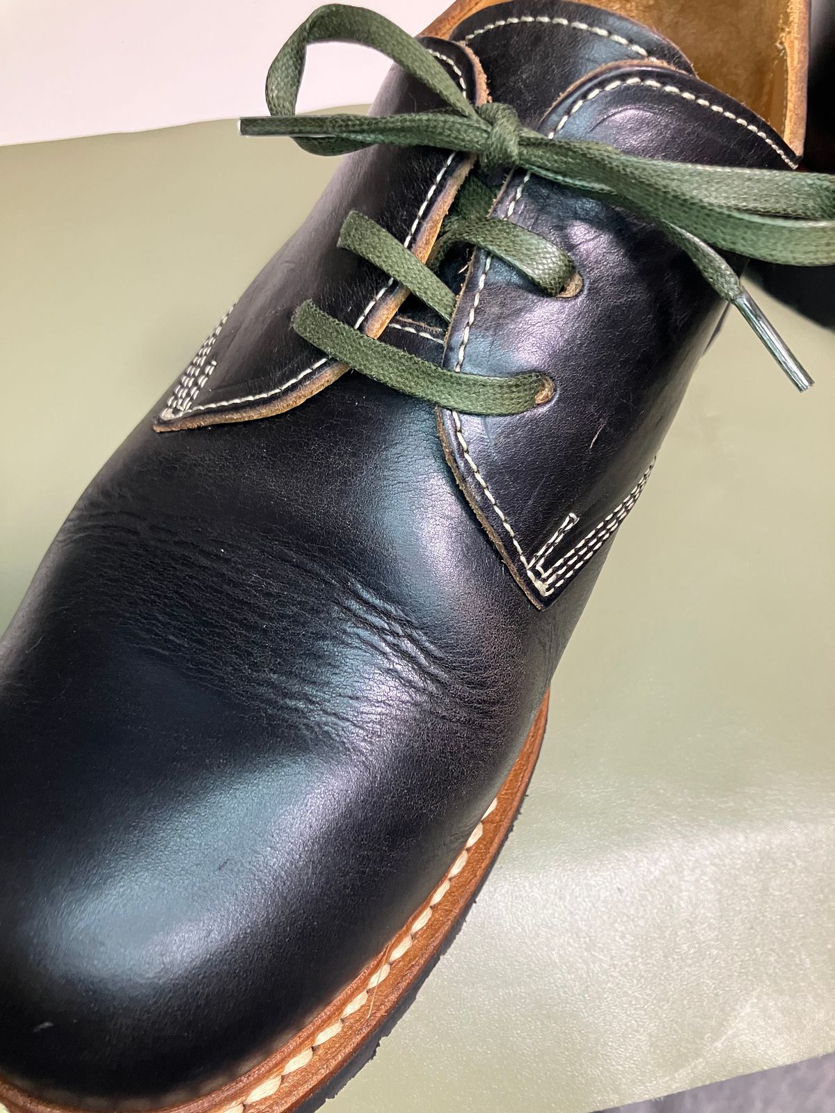 Photo by maru on December 4, 2024 of the Danner Moreland Oxford in Horween Black Chromexcel.