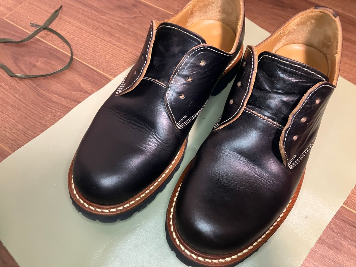 Photo by maru on December 8, 2024 of the Danner Moreland Oxford in Horween Black Chromexcel.