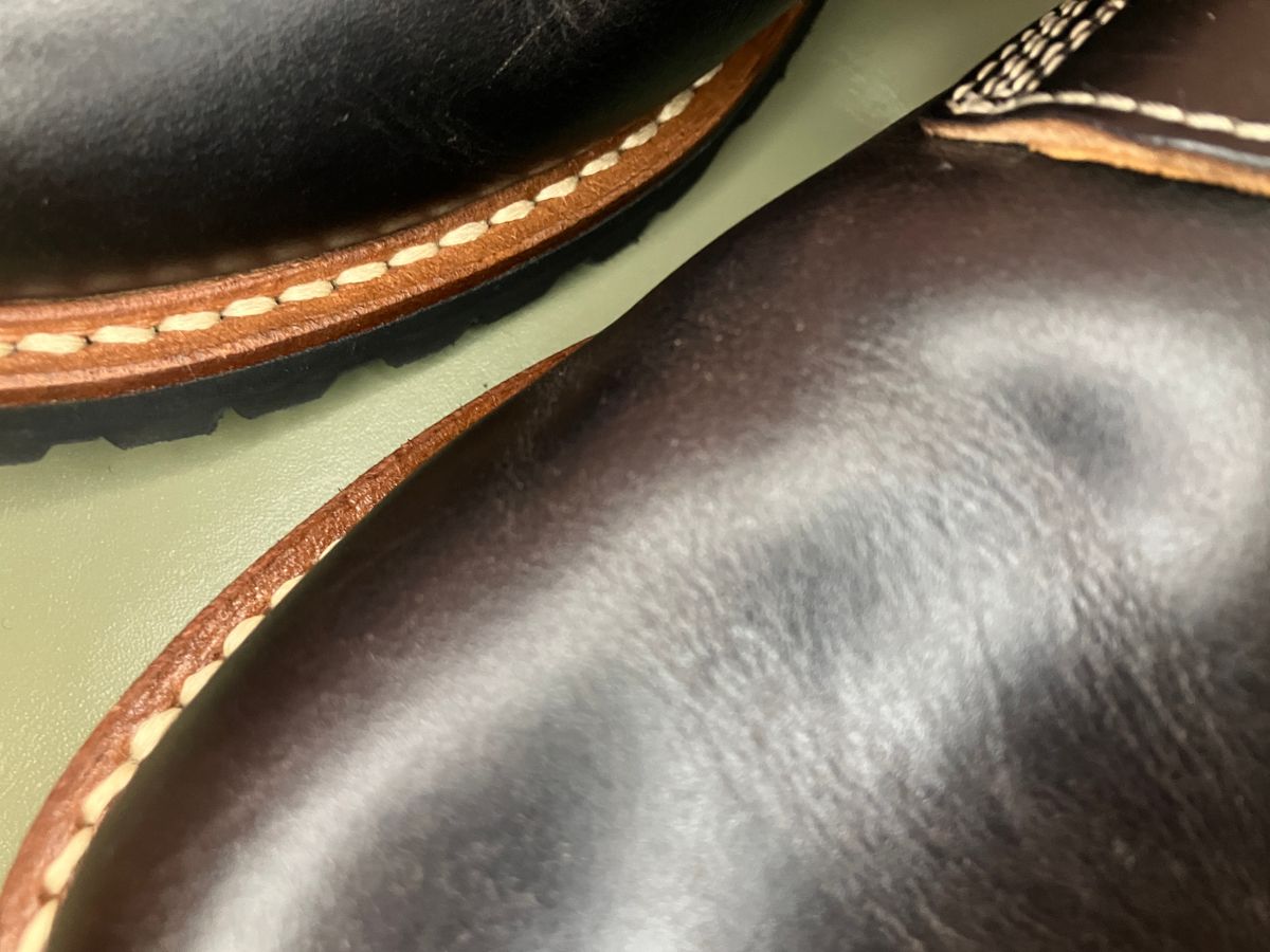 Photo by maru on December 8, 2024 of the Danner Moreland Oxford in Horween Black Chromexcel.