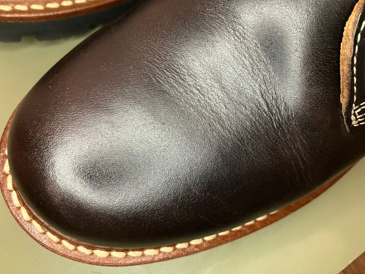 Photo by maru on December 8, 2024 of the Danner Moreland Oxford in Horween Black Chromexcel.