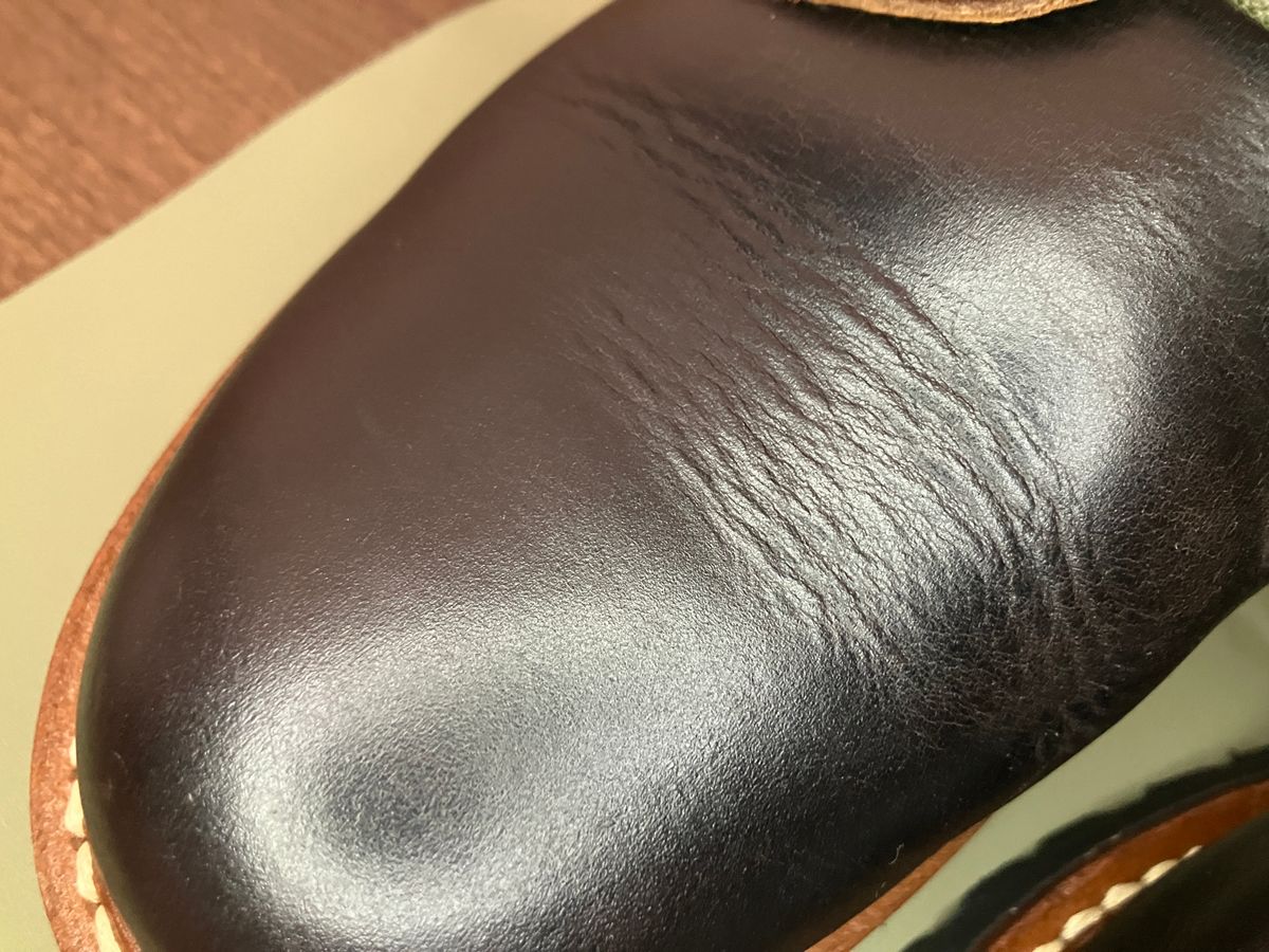 Photo by maru on December 8, 2024 of the Danner Moreland Oxford in Horween Black Chromexcel.