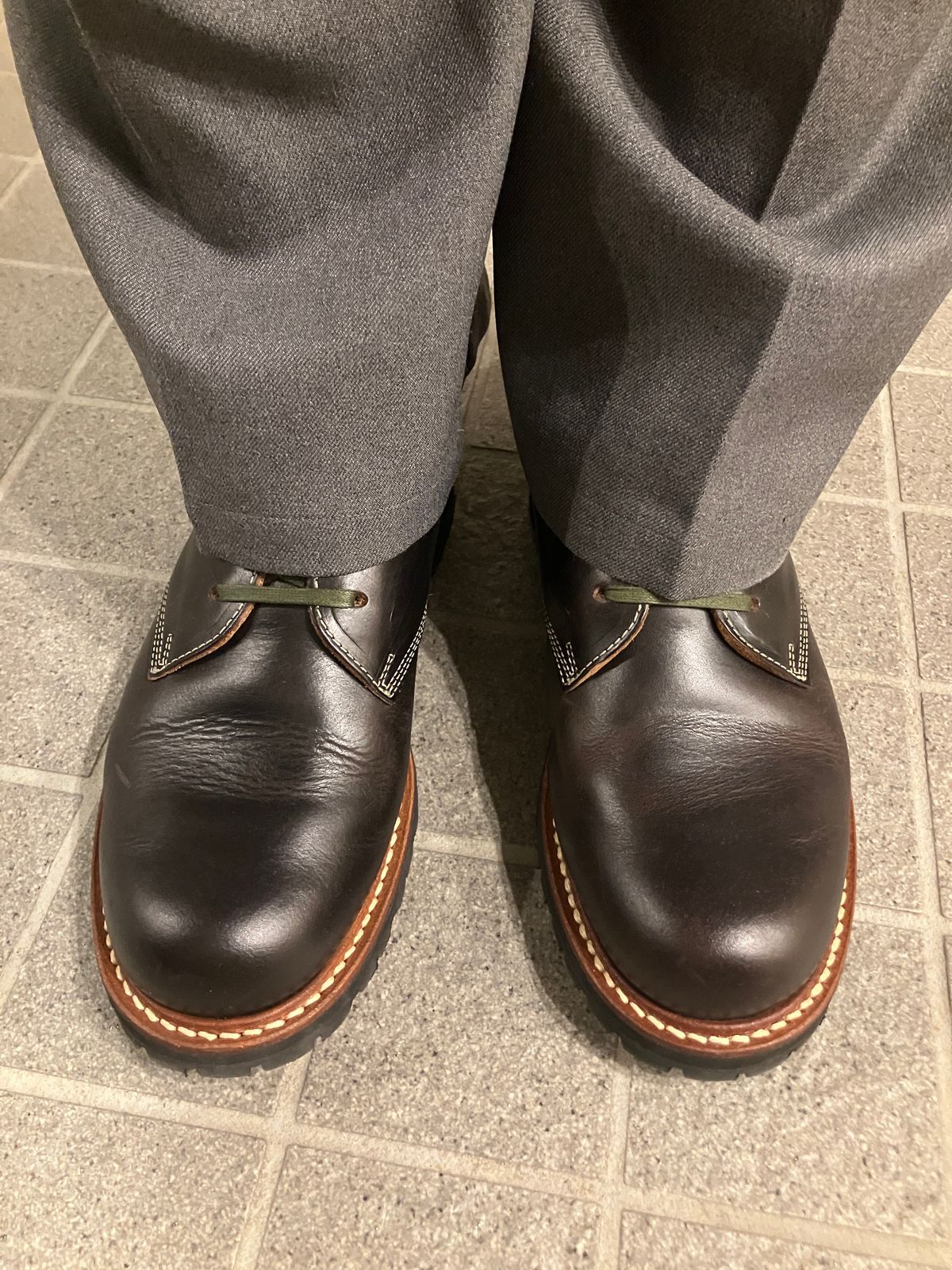Photo by maru on January 10, 2025 of the Danner Moreland Oxford in Horween Black Chromexcel.