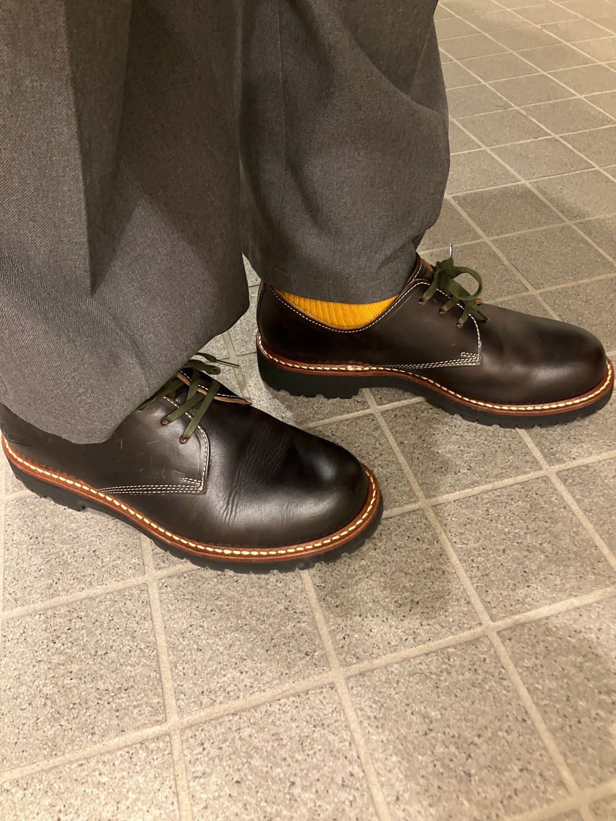 Photo by maru on January 7, 2025 of the Danner Moreland Oxford in Horween Black Chromexcel.