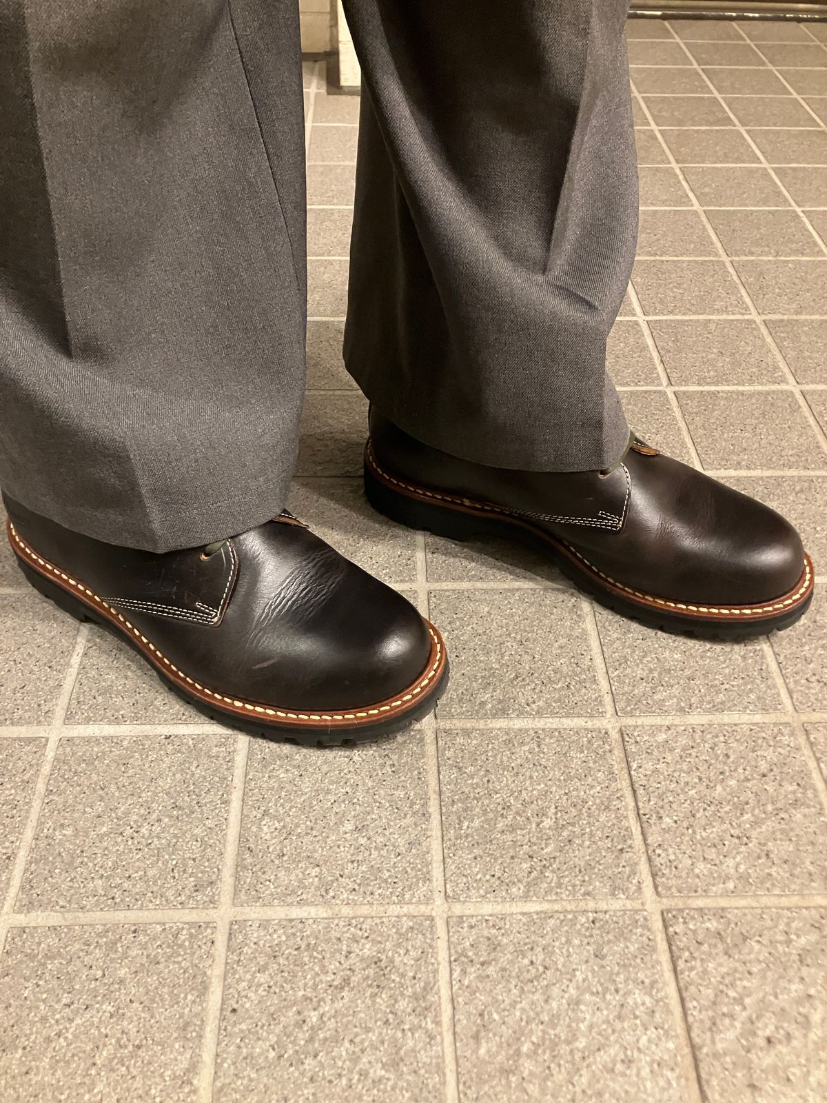 Photo by maru on January 10, 2025 of the Danner Moreland Oxford in Horween Black Chromexcel.