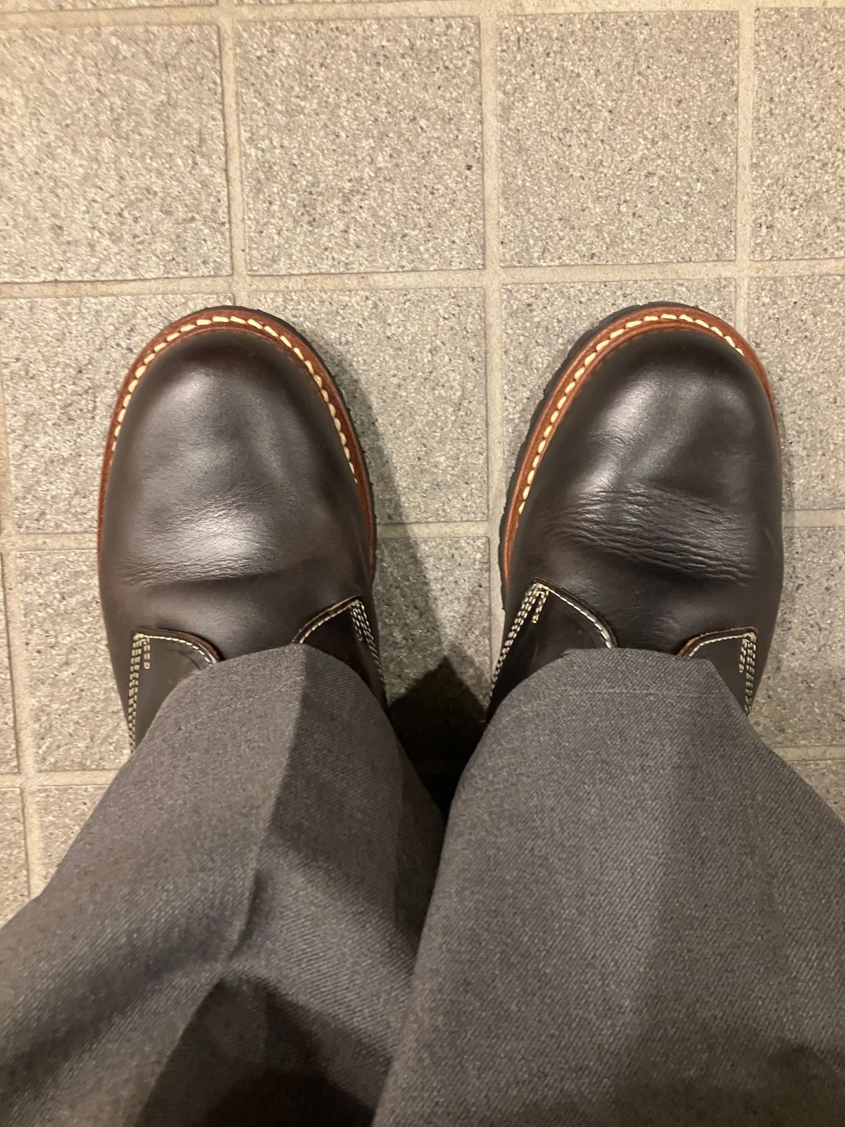 Photo by maru on January 10, 2025 of the Danner Moreland Oxford in Horween Black Chromexcel.