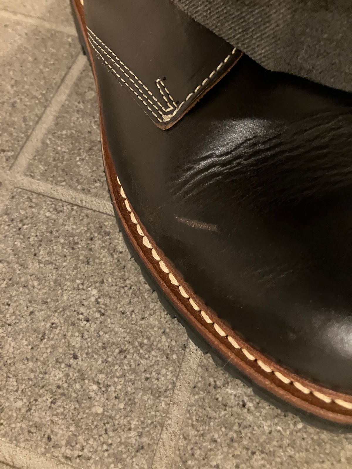 Photo by maru on January 10, 2025 of the Danner Moreland Oxford in Horween Black Chromexcel.