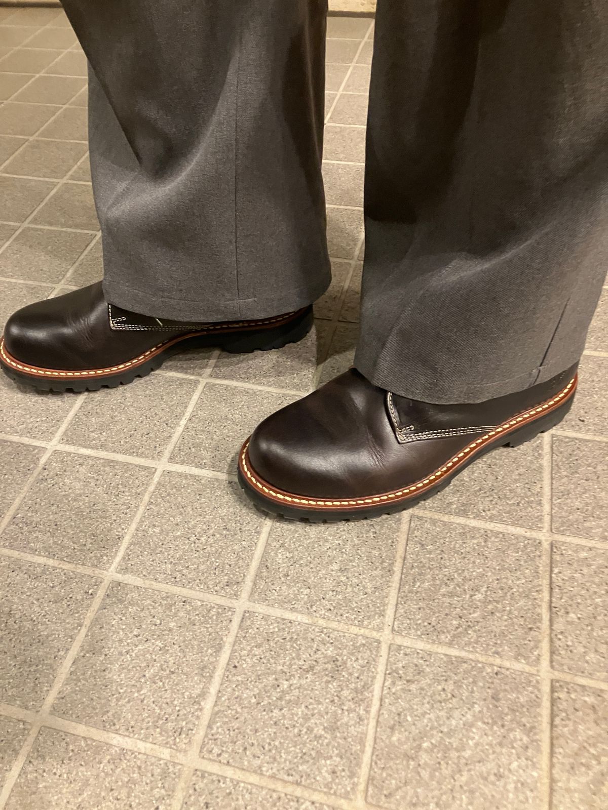 Photo by maru on January 10, 2025 of the Danner Moreland Oxford in Horween Black Chromexcel.